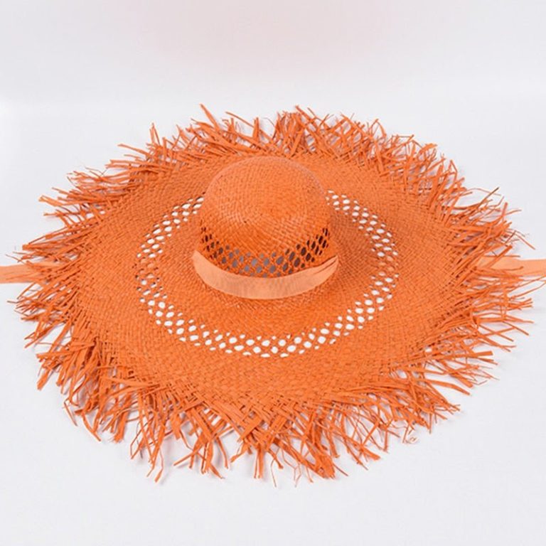 Grand Chapeau De Paille Ancien Avec Couronnes De Fraises Et Fleurs - Occasion